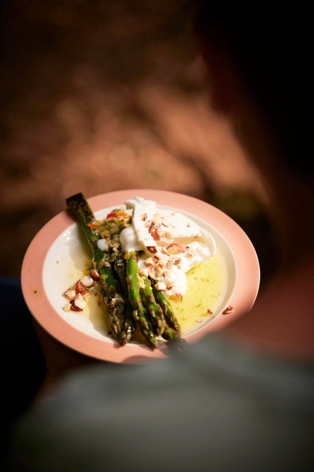 Groene asperges op de plancha